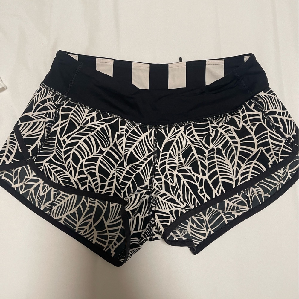 Lululemon 2.5 inch Hotty Hot shorts